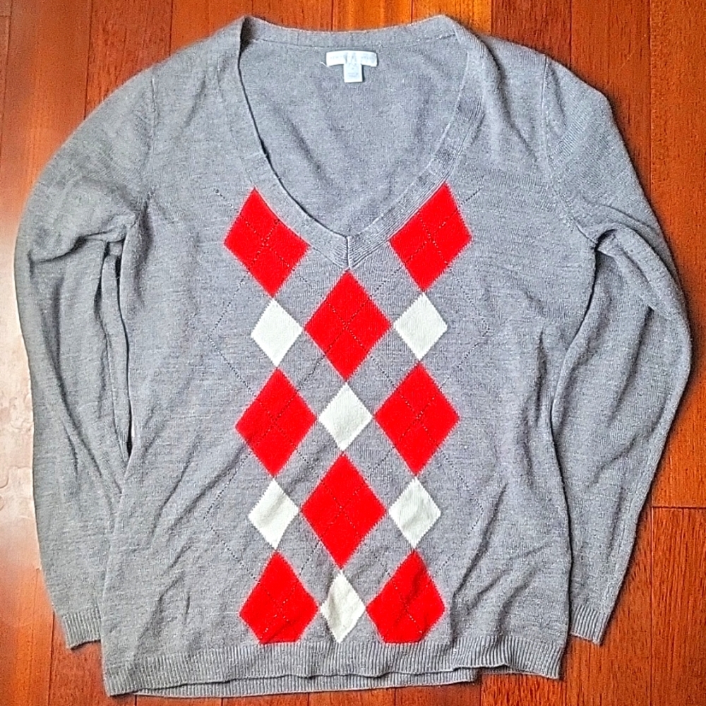 New York & Company Grey Argyle Red and White Patterned V-Neck Sweater